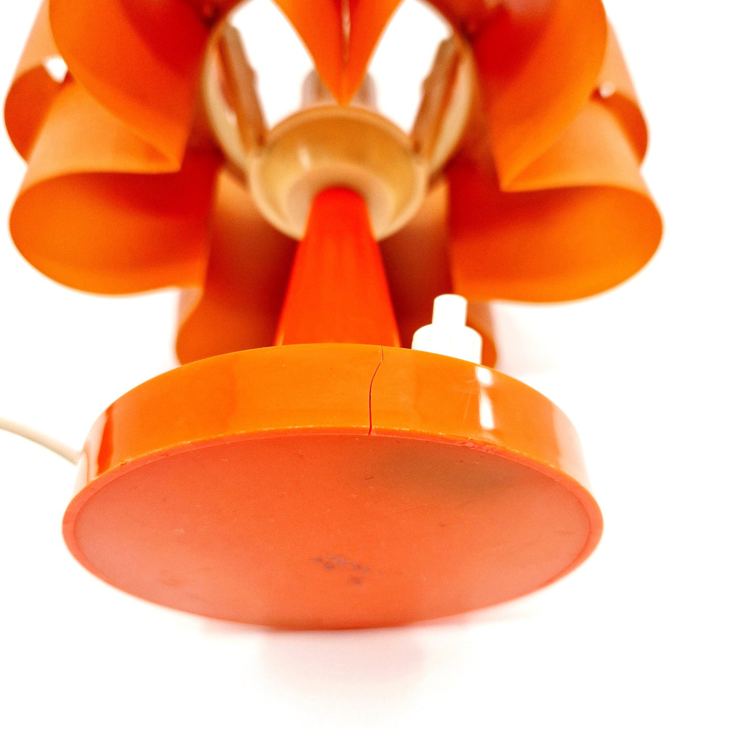 Einzigartige und nachhaltige Vintage Lampen in orange. Unique and sustainable vintage lamps in orange. Crack.