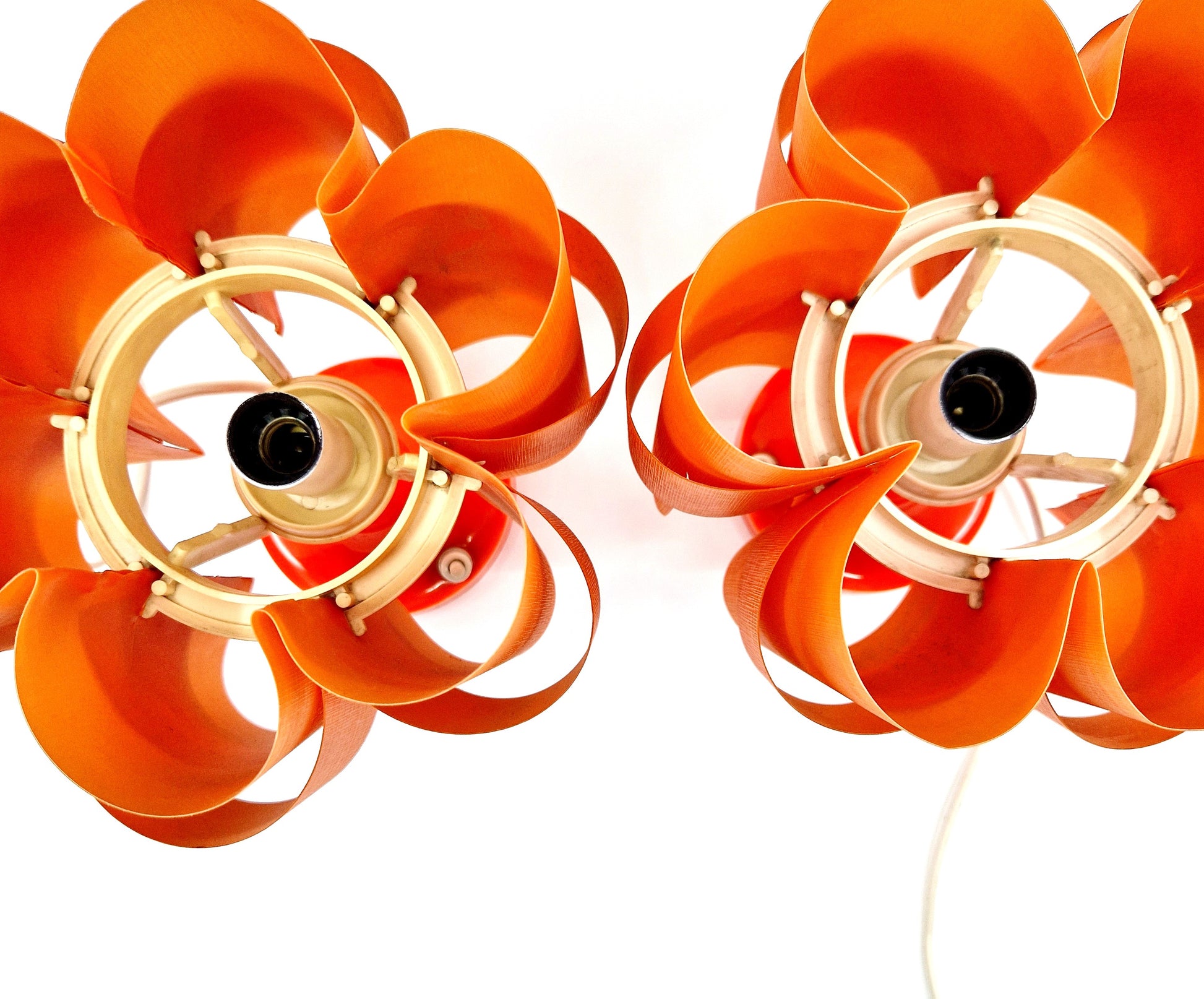 Einzigartige und nachhaltige Vintage Lampen in orange. Unique and sustainable vintage lamps in orange. Above. 