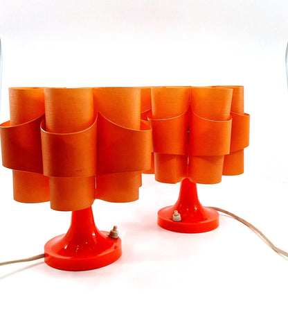 Einzigartige und nachhaltige Vintage Lampen in orange. Unique and sustainable vintage lamps in orange. Side.