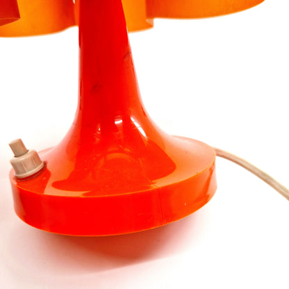Einzigartige und nachhaltige Vintage Lampen in orange. Unique and sustainable vintage lamps in orange. Close-up.