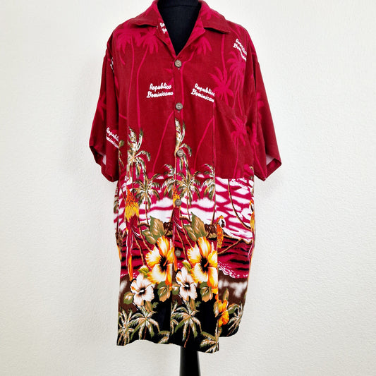 Einzigartiges und nachhaltiges Vintage Hemd in rot mit Papagei. Unique and sustainable vintage button-down in red with parrots. Front.