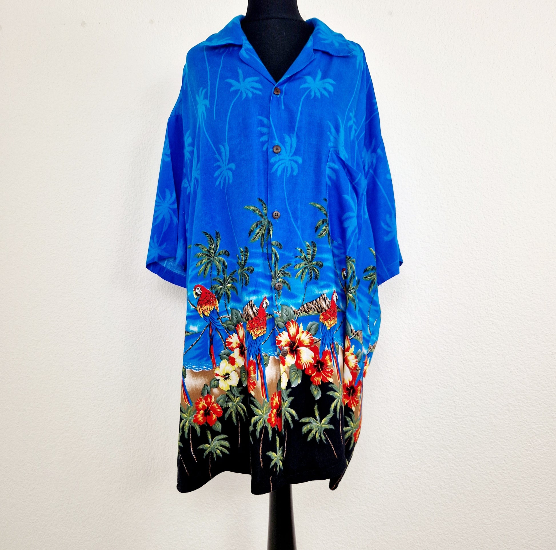 Einzigartiges und nachhaltiges Vintage Hemd in blau mit Papageien. Unique and sustainable vintage button-down in blue with parrots. Front.
