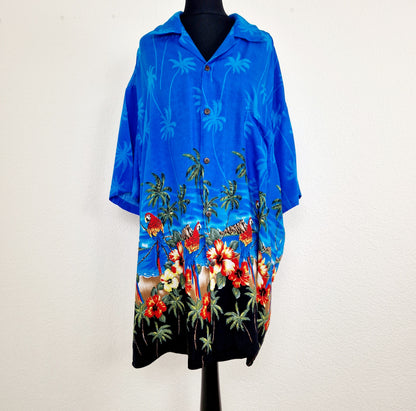 Einzigartiges und nachhaltiges Vintage Hemd in blau mit Papageien. Unique and sustainable vintage button-down in blue with parrots. Front.