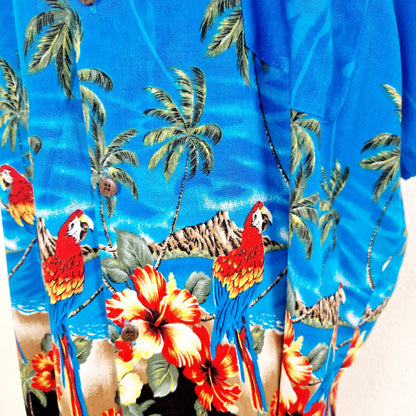 Einzigartiges und nachhaltiges Vintage Hemd in blau mit Papageien. Unique and sustainable vintage button-down in blue with parrots. Close-up.