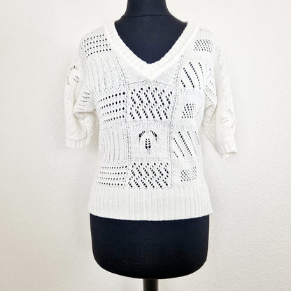 Einzigartiges und nachhaltiges Vintage T-Shirt in weiss mit Lochmuster.Unique and sustainable vintage t-shirt in white with hole pattern. Front.
