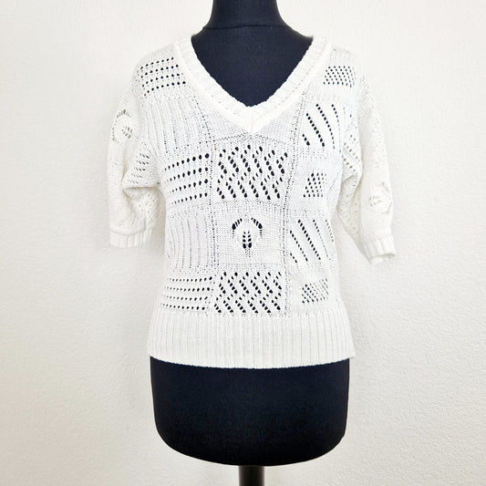 Einzigartiges und nachhaltiges Vintage T-Shirt in weiss mit Lochmuster.Unique and sustainable vintage t-shirt in white with hole pattern. Front.