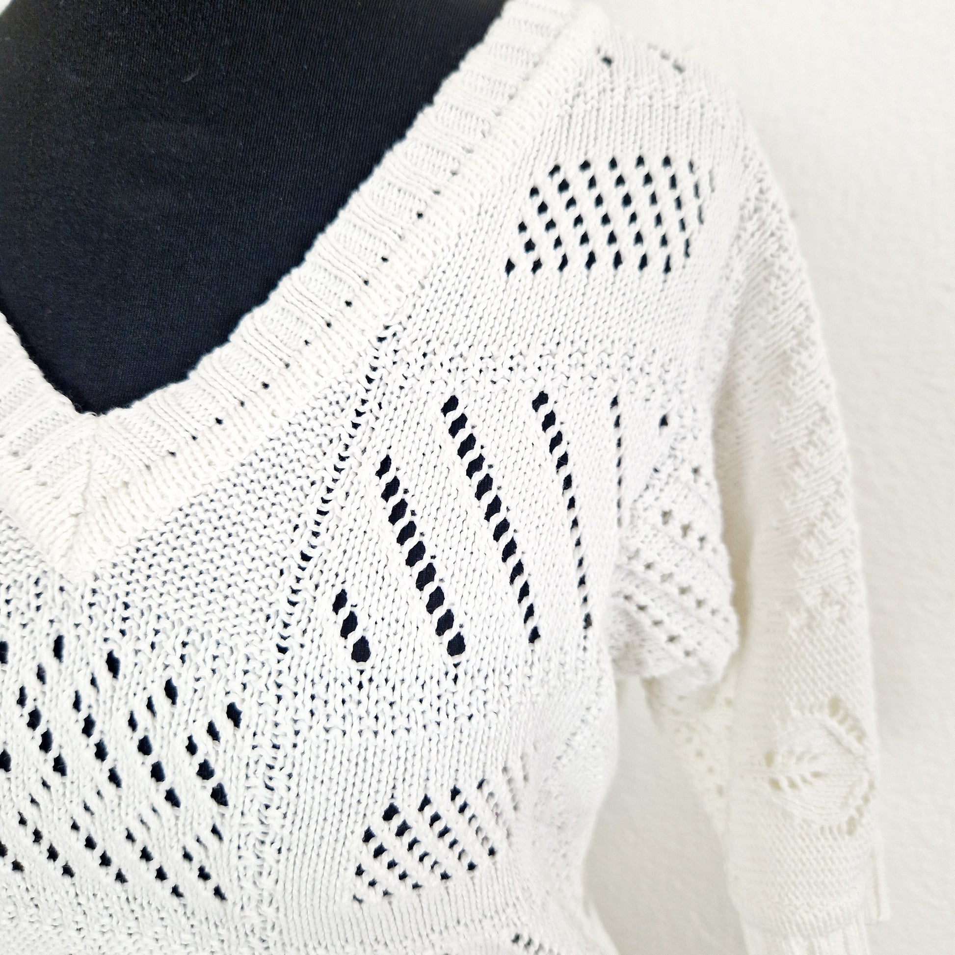 Einzigartiges und nachhaltiges Vintage T-Shirt in weiss mit Lochmuster.Unique and sustainable vintage t-shirt in white with hole pattern. Close-up.