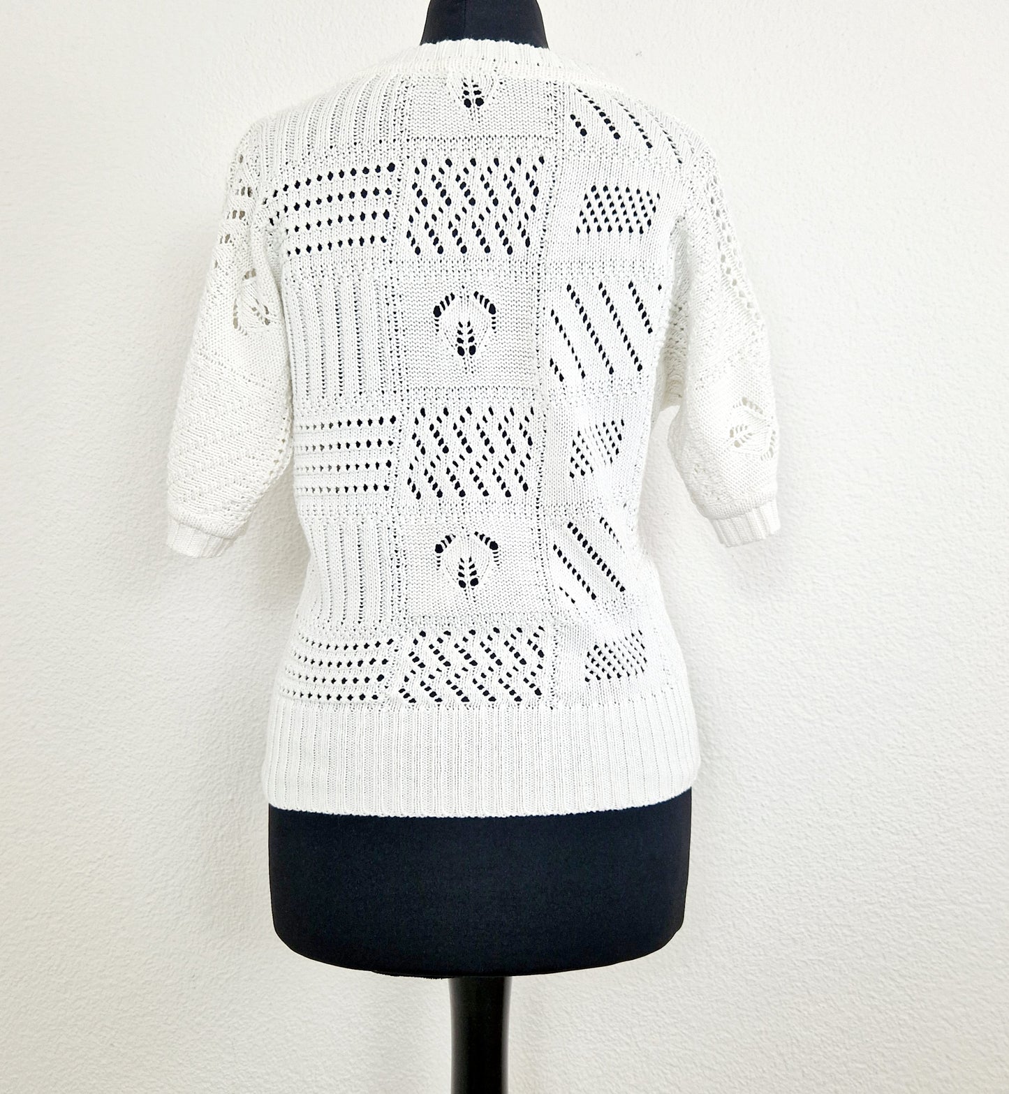 Einzigartiges und nachhaltiges Vintage T-Shirt in weiss mit Lochmuster.Unique and sustainable vintage t-shirt in white with hole pattern. Back.