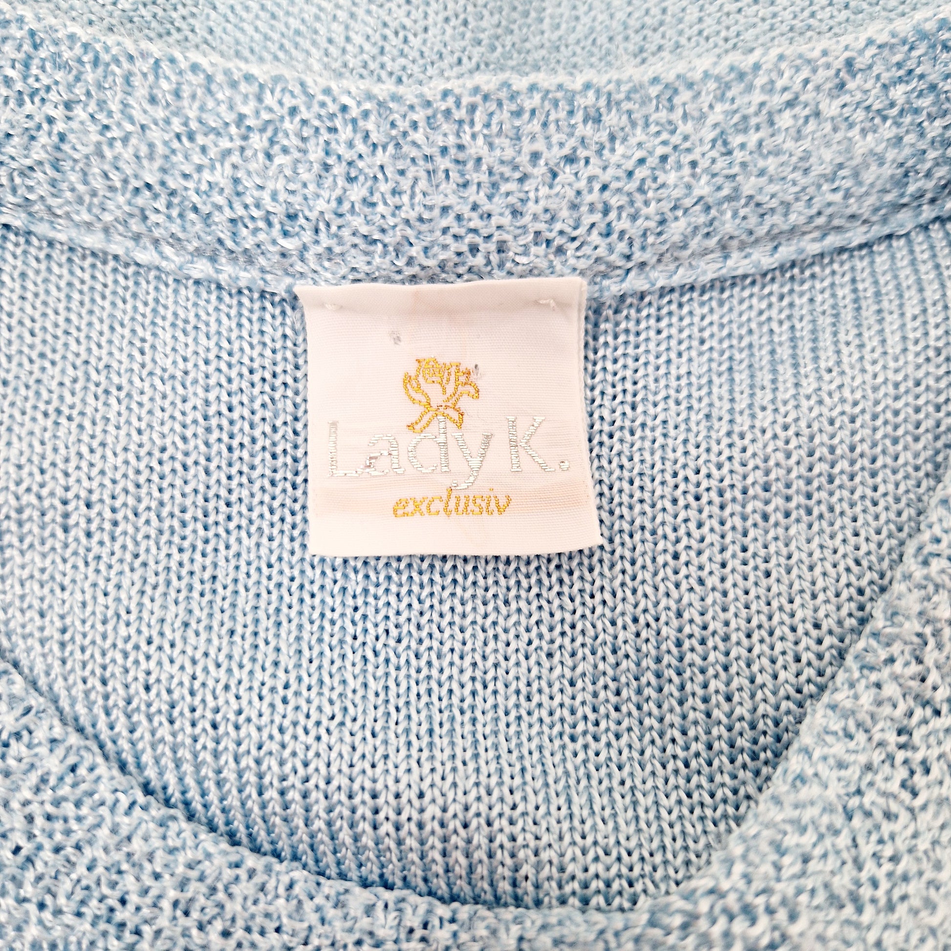 Einzigartiges und nachhaltiges Vintage T-Shirt in hellblau mit Blume. Unique and sustainable vintage t-shirt in light blue with flower. Tag.
