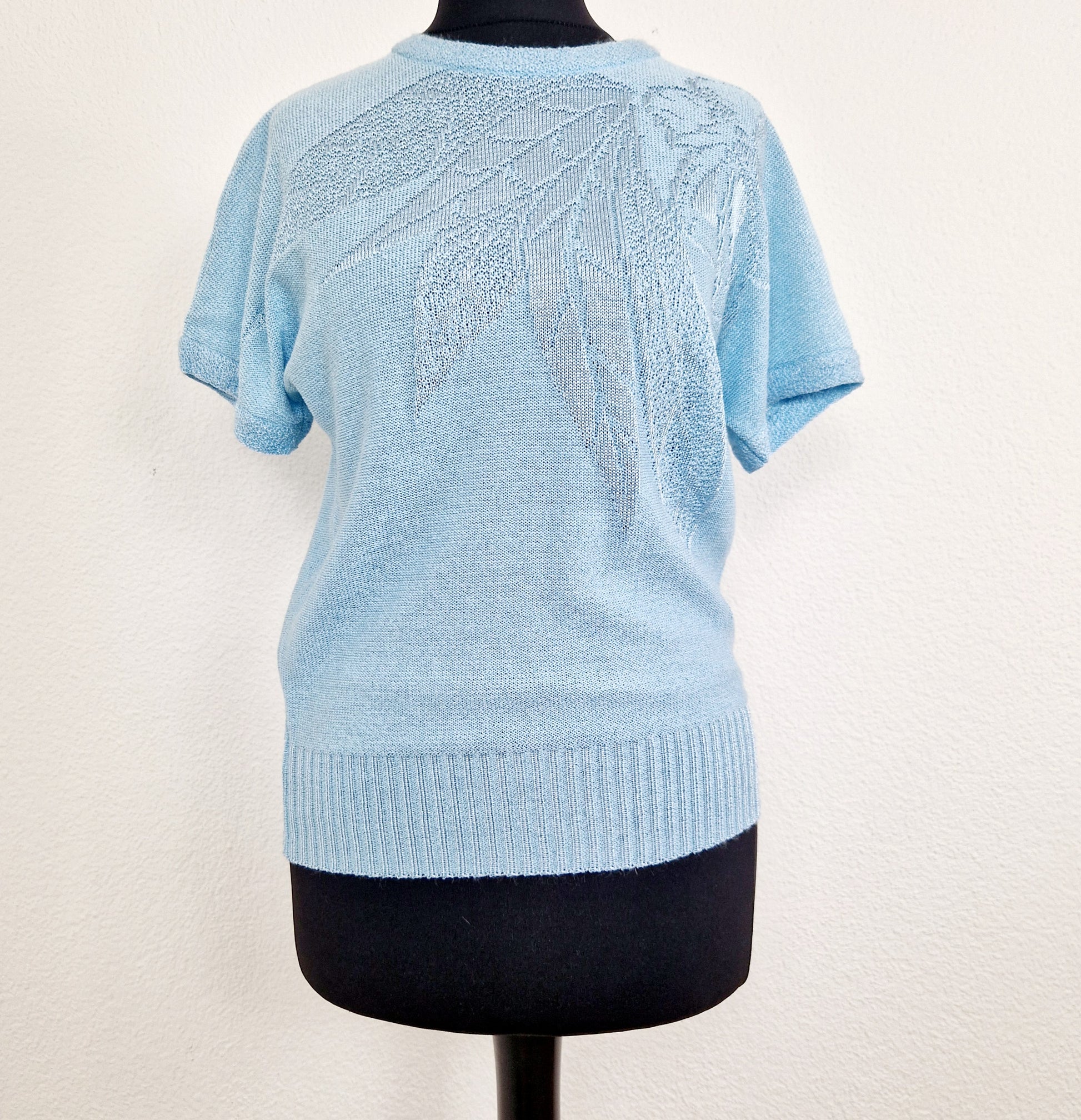 Einzigartiges und nachhaltiges Vintage T-Shirt in hellblau mit Blume. Unique and sustainable vintage t-shirt in light blue with flower. Front.