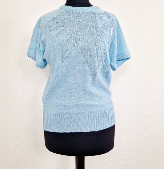 Einzigartiges und nachhaltiges Vintage T-Shirt in hellblau mit Blume. Unique and sustainable vintage t-shirt in light blue with flower. Front.