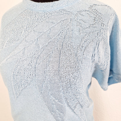 Einzigartiges und nachhaltiges Vintage T-Shirt in hellblau mit Blume. Unique and sustainable vintage t-shirt in light blue with flower. Close-up.