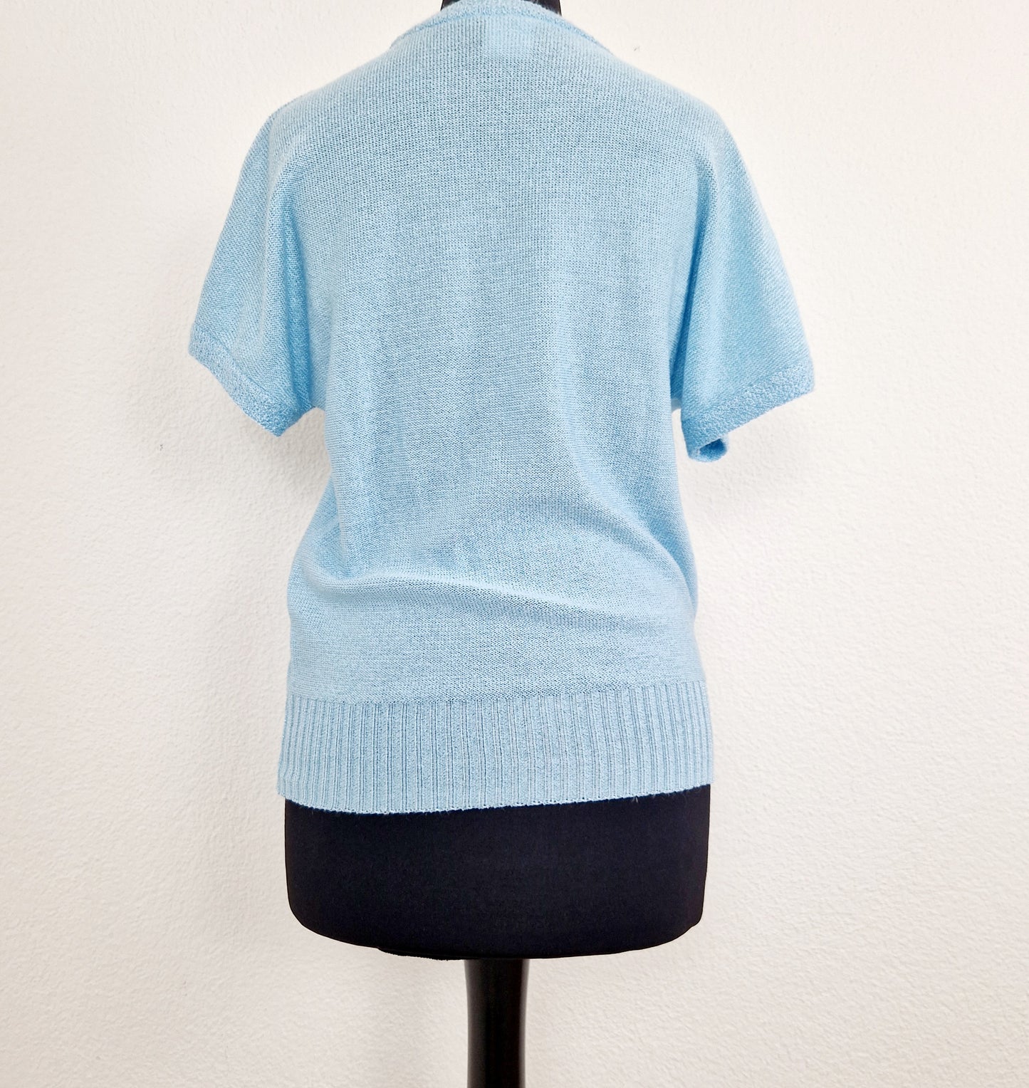 Einzigartiges und nachhaltiges Vintage T-Shirt in hellblau mit Blume. Unique and sustainable vintage t-shirt in light blue with flower. Back.