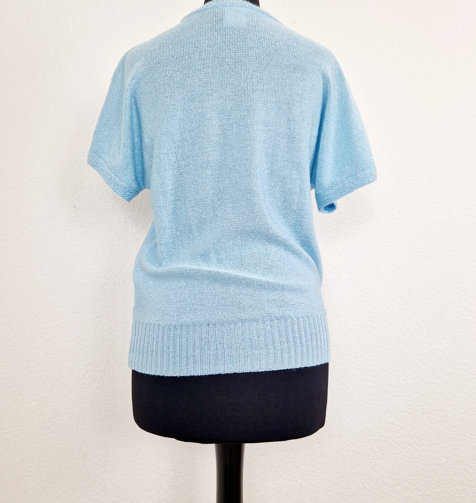 Einzigartiges und nachhaltiges Vintage T-Shirt in hellblau mit Blume. Unique and sustainable vintage t-shirt in light blue with flower. Back.