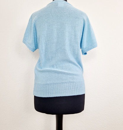 Einzigartiges und nachhaltiges Vintage T-Shirt in hellblau mit Blume. Unique and sustainable vintage t-shirt in light blue with flower. Back.