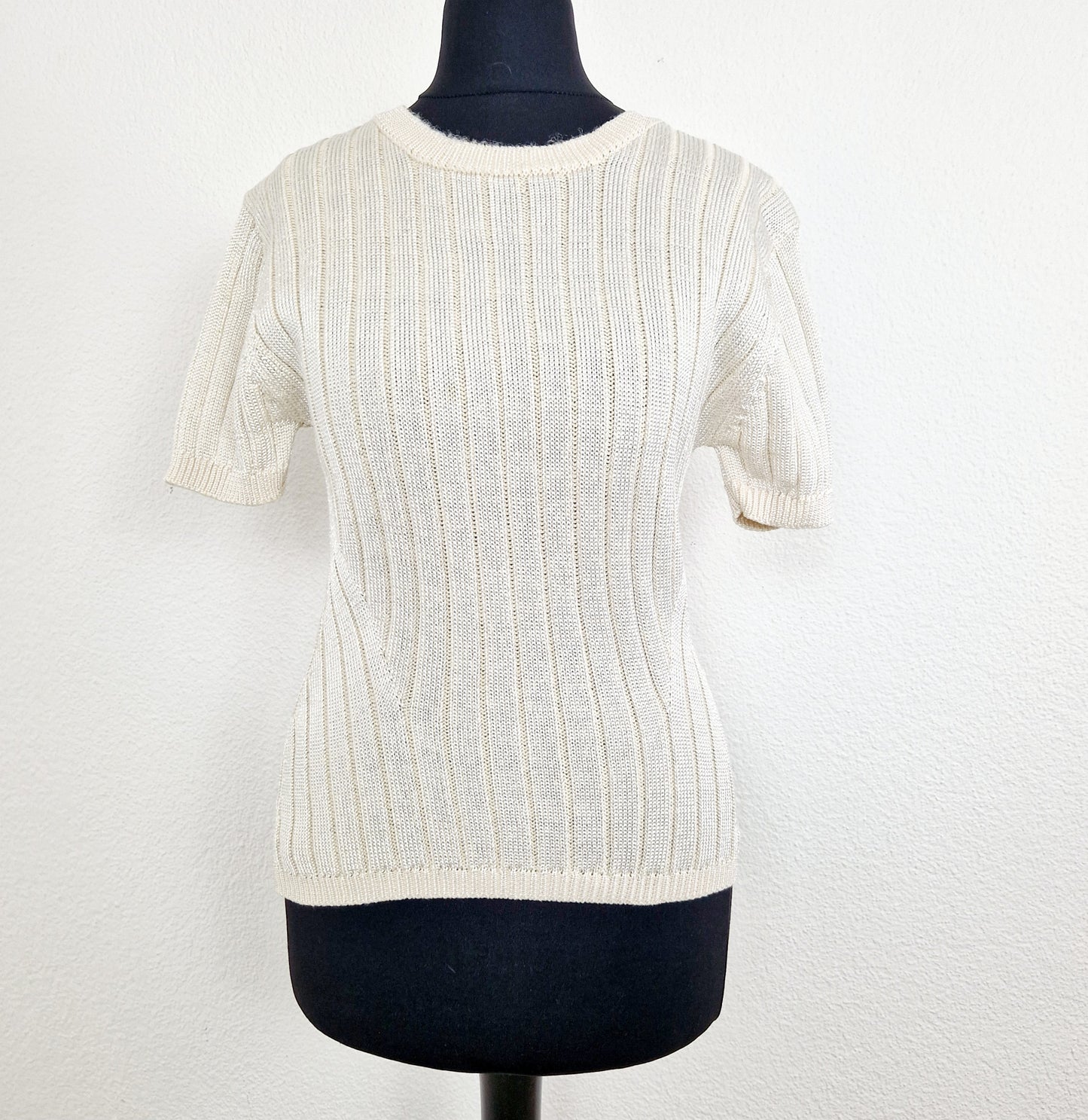 Einzigartiges und nachhaltiges Vintage T-Shirt in eierschale mit Streifen. Unique and sustainable vintage t-shirt in off-white with stripes. Front.