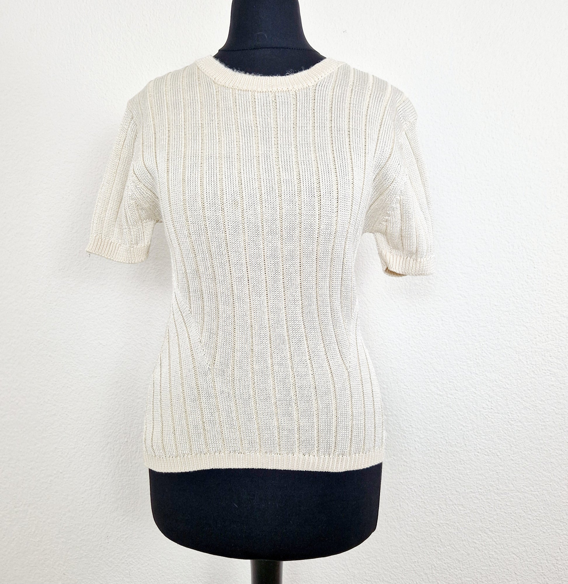 Einzigartiges und nachhaltiges Vintage T-Shirt in eierschale mit Streifen. Unique and sustainable vintage t-shirt in off-white with stripes. Front.