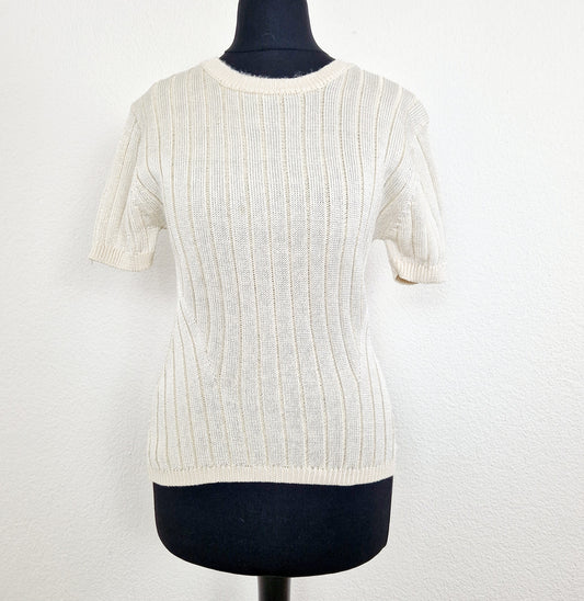Einzigartiges und nachhaltiges Vintage T-Shirt in eierschale mit Streifen. Unique and sustainable vintage t-shirt in off-white with stripes. Front.