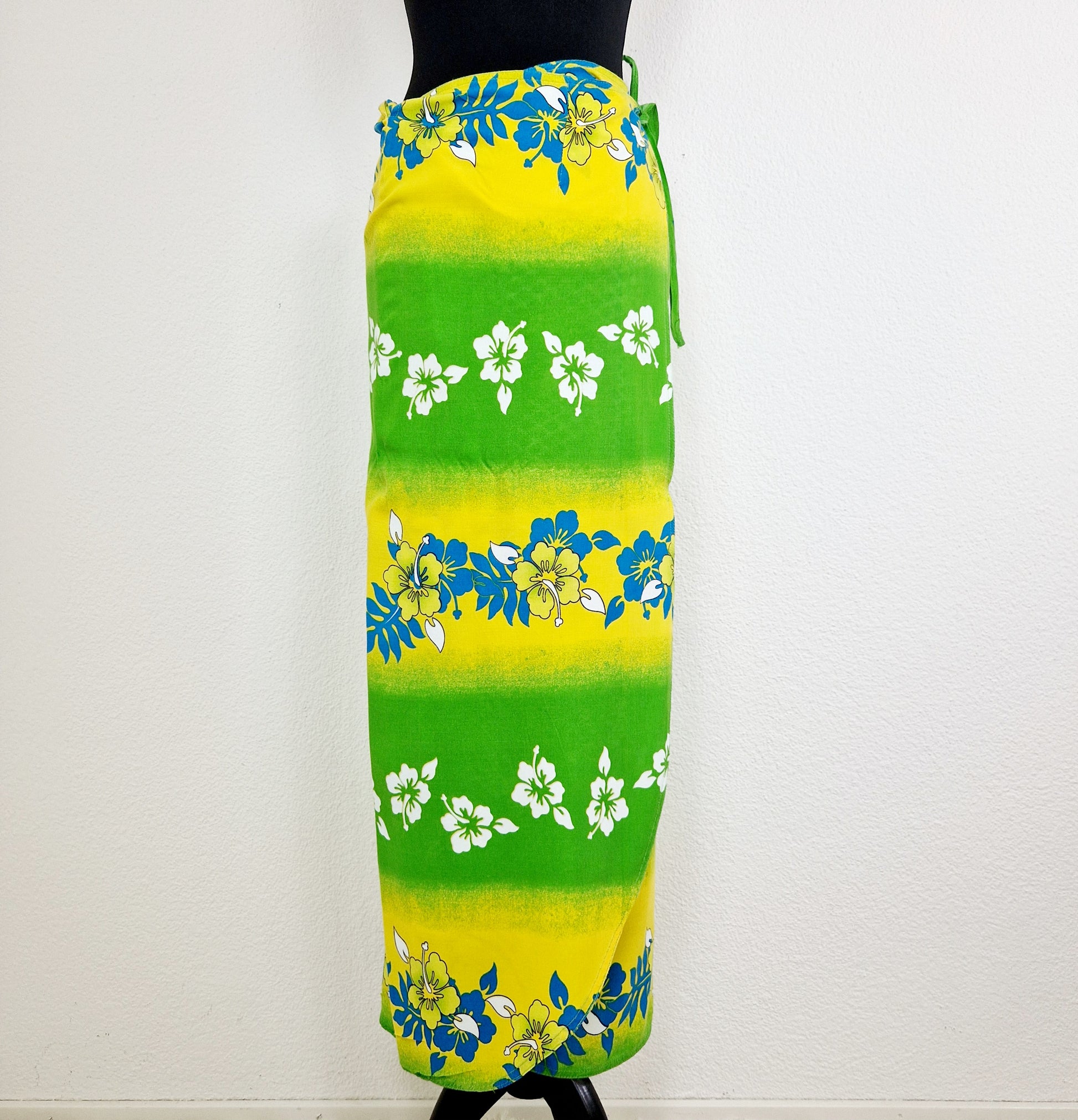 Einzigartiger und nachhaltiger Vintage Wickelrock in grün-gelb-türkis. Unique and sustainable vintage wrap skirt in green-yellow-turquois. Front.