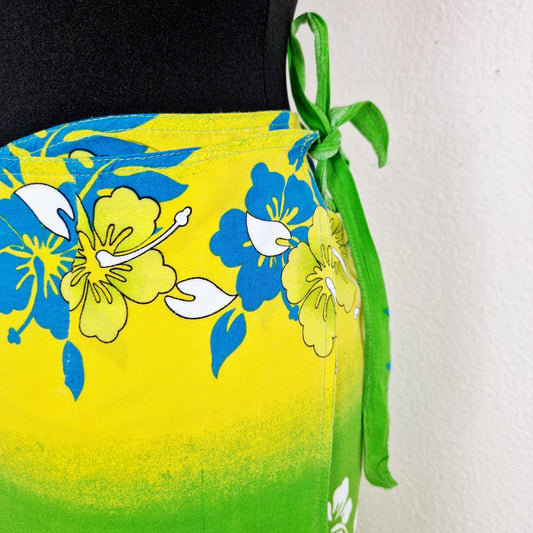 Einzigartiger und nachhaltiger Vintage Wickelrock in grün-gelb-türkis. Unique and sustainable vintage wrap skirt in green-yellow-turquois. Close-up.