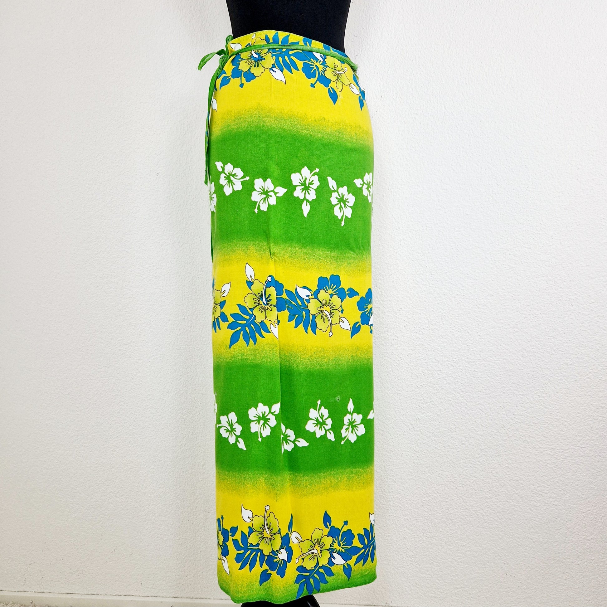 Einzigartiger und nachhaltiger Vintage Wickelrock in grün-gelb-türkis. Unique and sustainable vintage wrap skirt in green-yellow-turquois. Back.