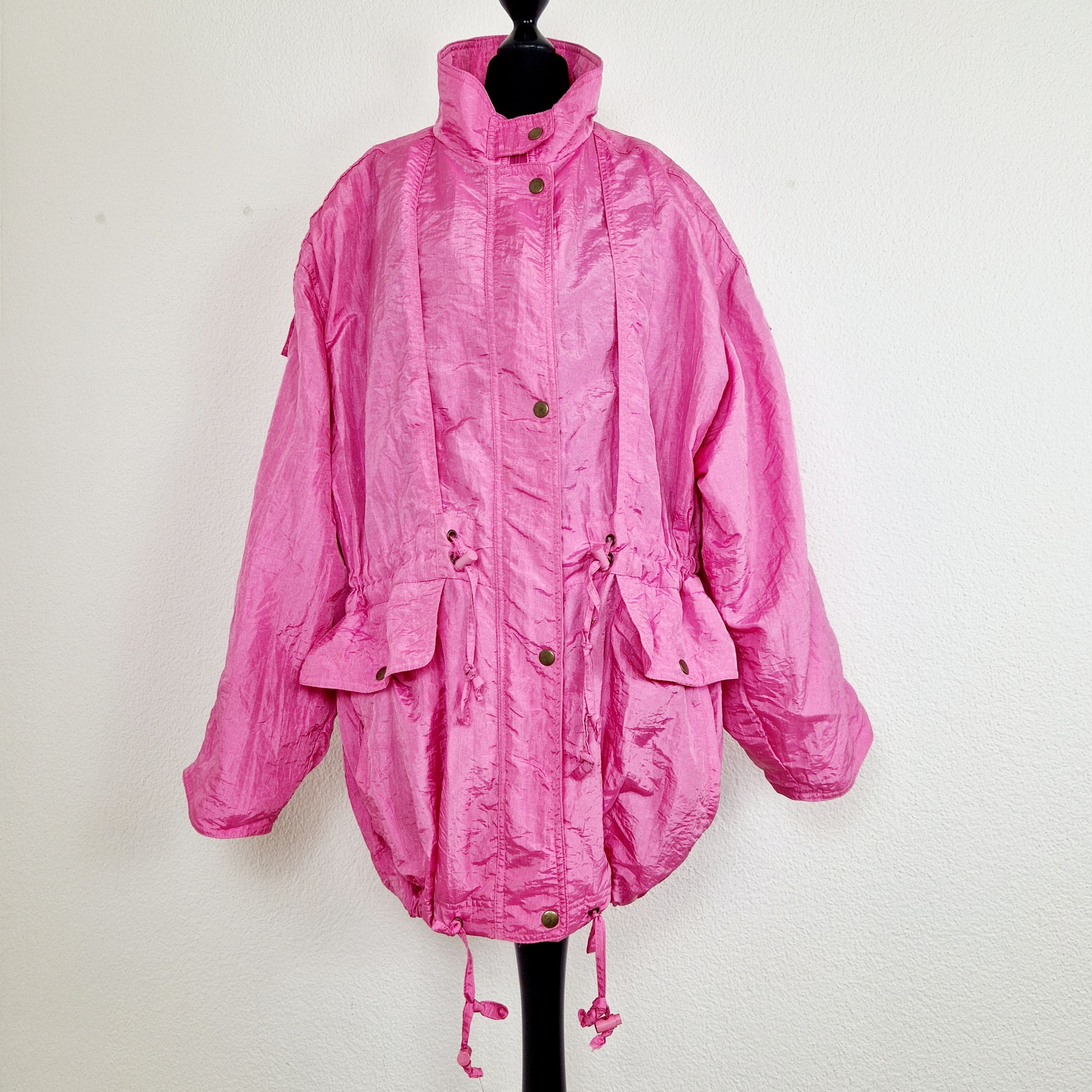 Einzigartige und nachhaltige Vintage Jacke in pink. Unique and sustainable vintage jacket in pink. Front.