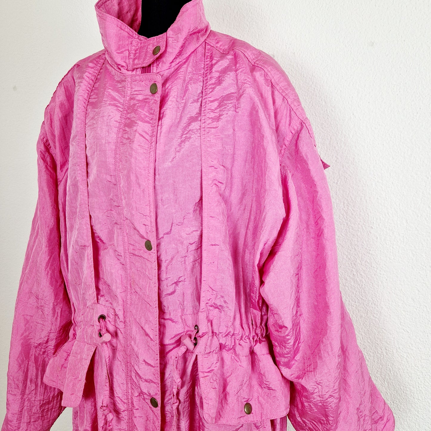 Einzigartige und nachhaltige Vintage Jacke in pink. Unique and sustainable vintage jacket in pink. Close-up.