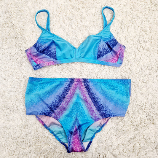 Einzigartiges und nachhaltiges Vintage Bikini mit Kleid in türkis-lila-blau. Unique and sustainable vintage bikini with dress in turquois-purple-blue. Front.
