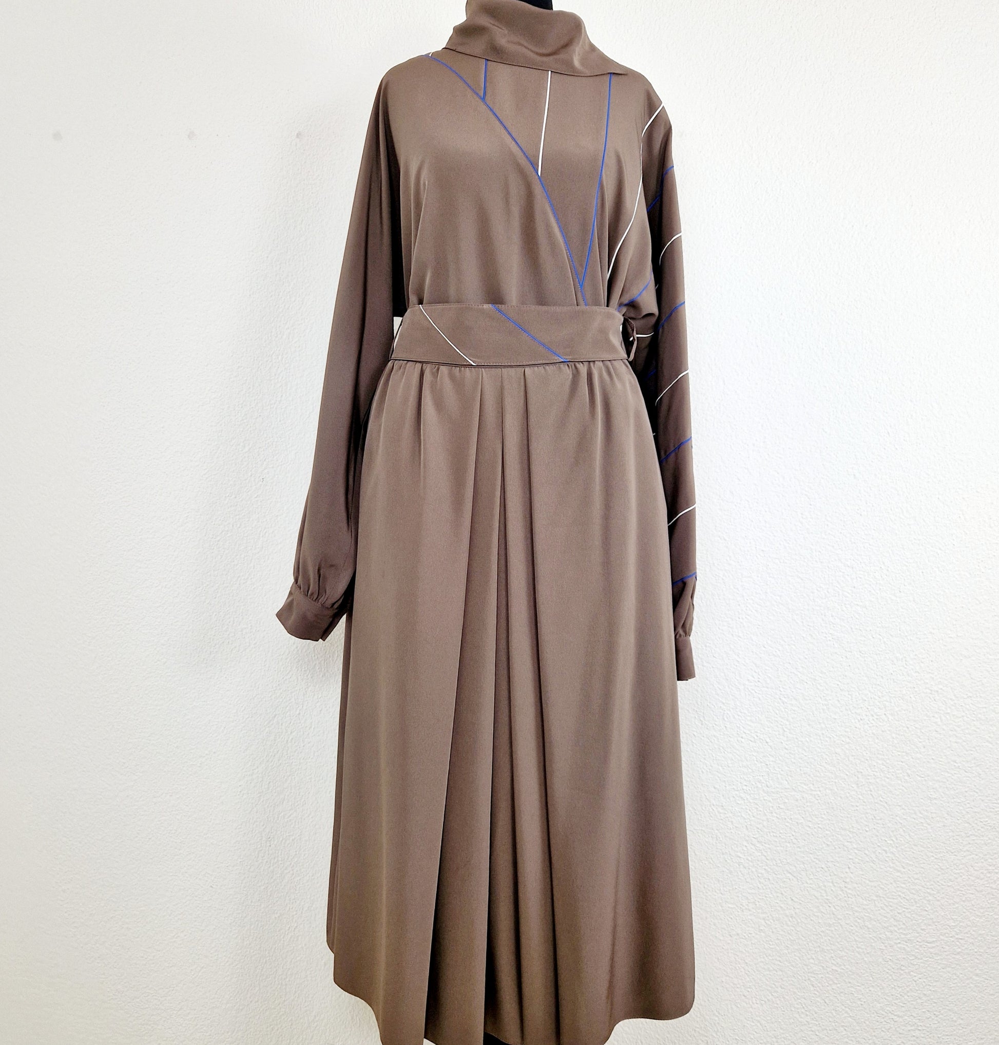 Einzigartiges und nachhaltiges Vintage Set mit Bluse und Rock in taupe. Unique and sustainable vintage set with blouse and skirt in taupe. Front.