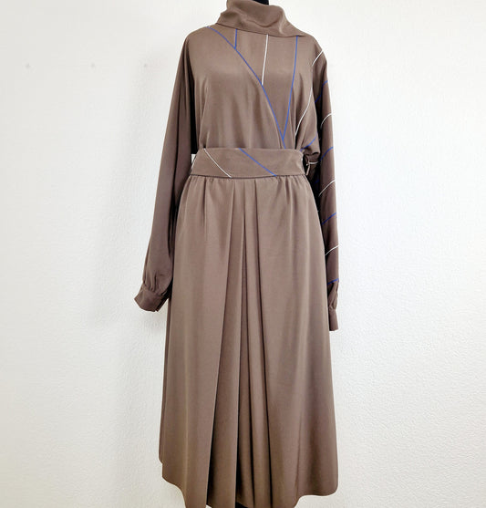Einzigartiges und nachhaltiges Vintage Set mit Bluse und Rock in taupe. Unique and sustainable vintage set with blouse and skirt in taupe. Front.