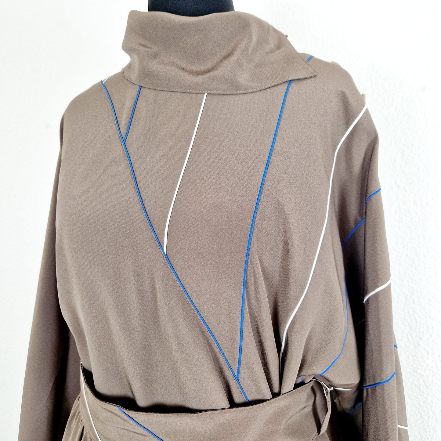 Einzigartiges und nachhaltiges Vintage Set mit Bluse und Rock in taupe. Unique and sustainable vintage set with blouse and skirt in taupe. Close-up.
