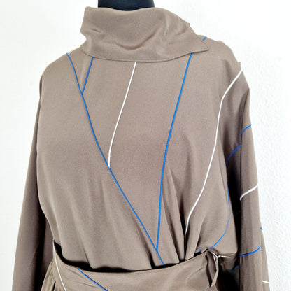 Einzigartiges und nachhaltiges Vintage Set mit Bluse und Rock in taupe. Unique and sustainable vintage set with blouse and skirt in taupe. Close-up.