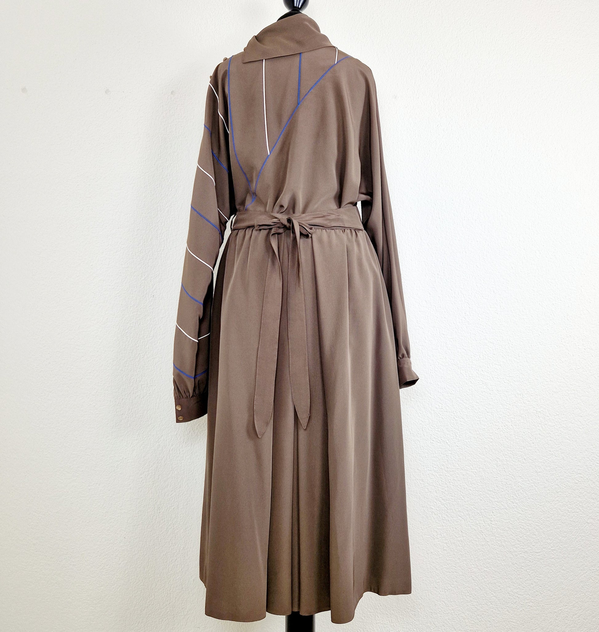 Einzigartiges und nachhaltiges Vintage Set mit Bluse und Rock in taupe. Unique and sustainable vintage set with blouse and skirt in taupe. Back.