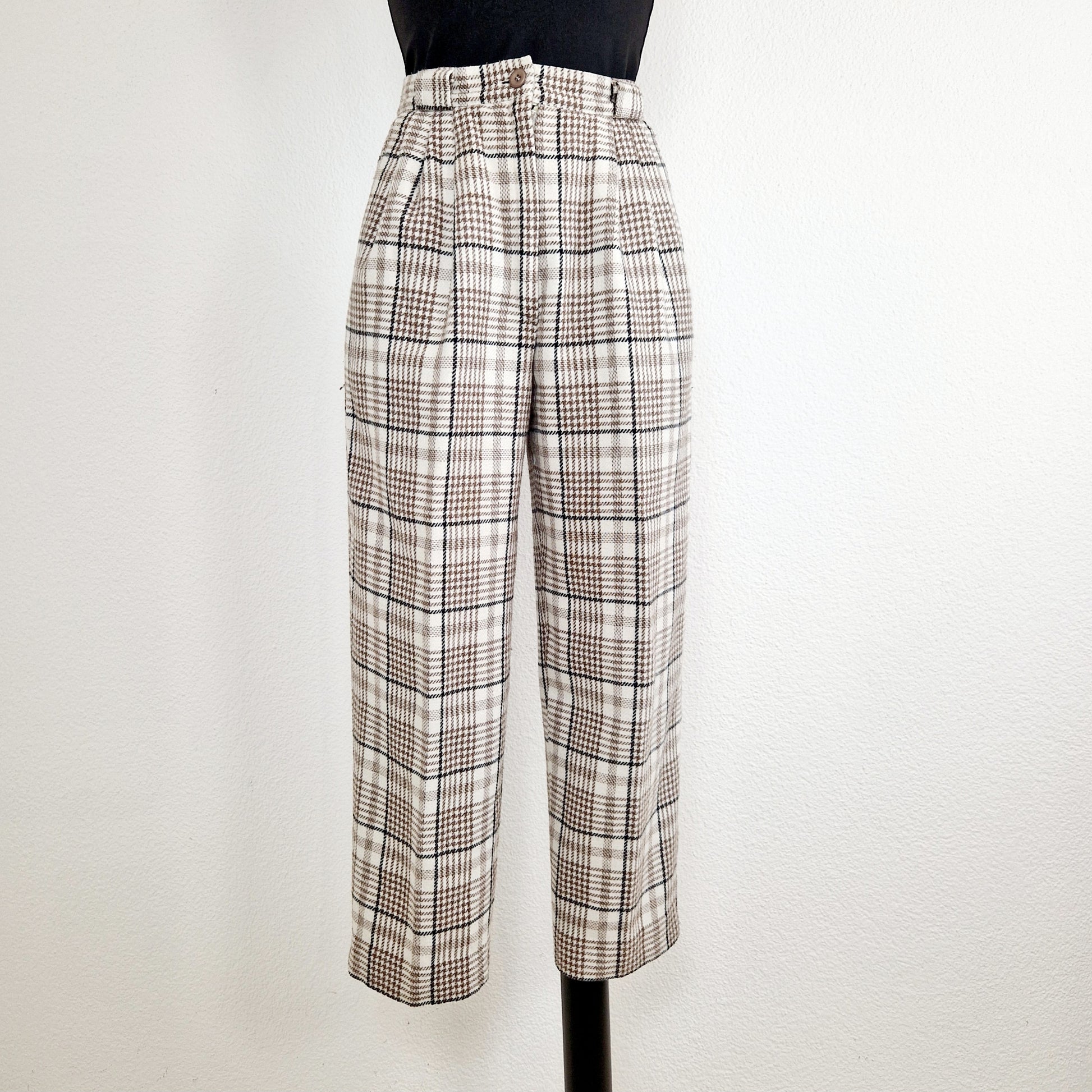 Einzigartige und nachhaltige Vintage Hose in eierschale und kariert. Unique and sustainable vintage trousers in off-white and checked. Front.