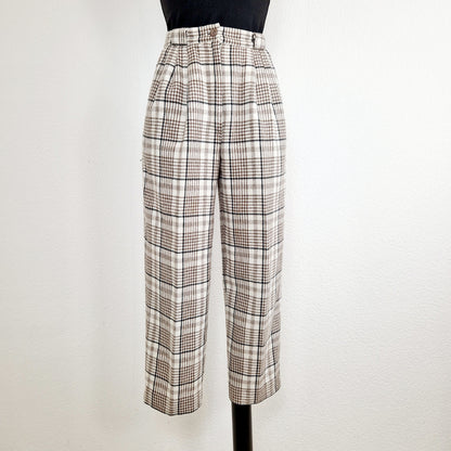 Einzigartige und nachhaltige Vintage Hose in eierschale und kariert. Unique and sustainable vintage trousers in off-white and checked. Front.