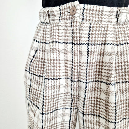 Einzigartige und nachhaltige Vintage Hose in eierschale und kariert. Unique and sustainable vintage trousers in off-white and checked. Close-up.