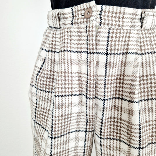 Einzigartige und nachhaltige Vintage Hose in eierschale und kariert. Unique and sustainable vintage trousers in off-white and checked. Close-up.