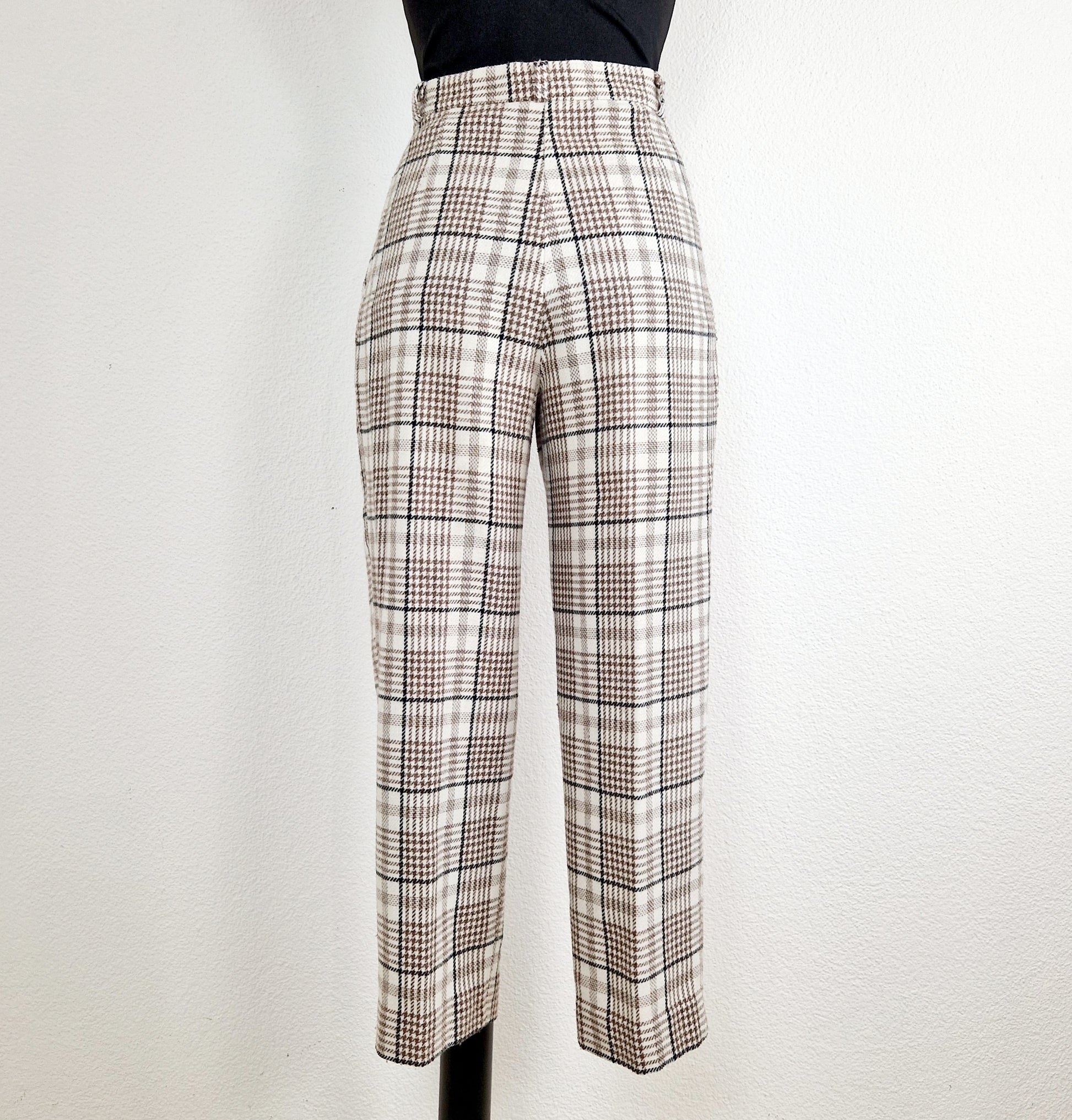 Einzigartige und nachhaltige Vintage Hose in eierschale und kariert. Unique and sustainable vintage trousers in off-white and checked. Back.