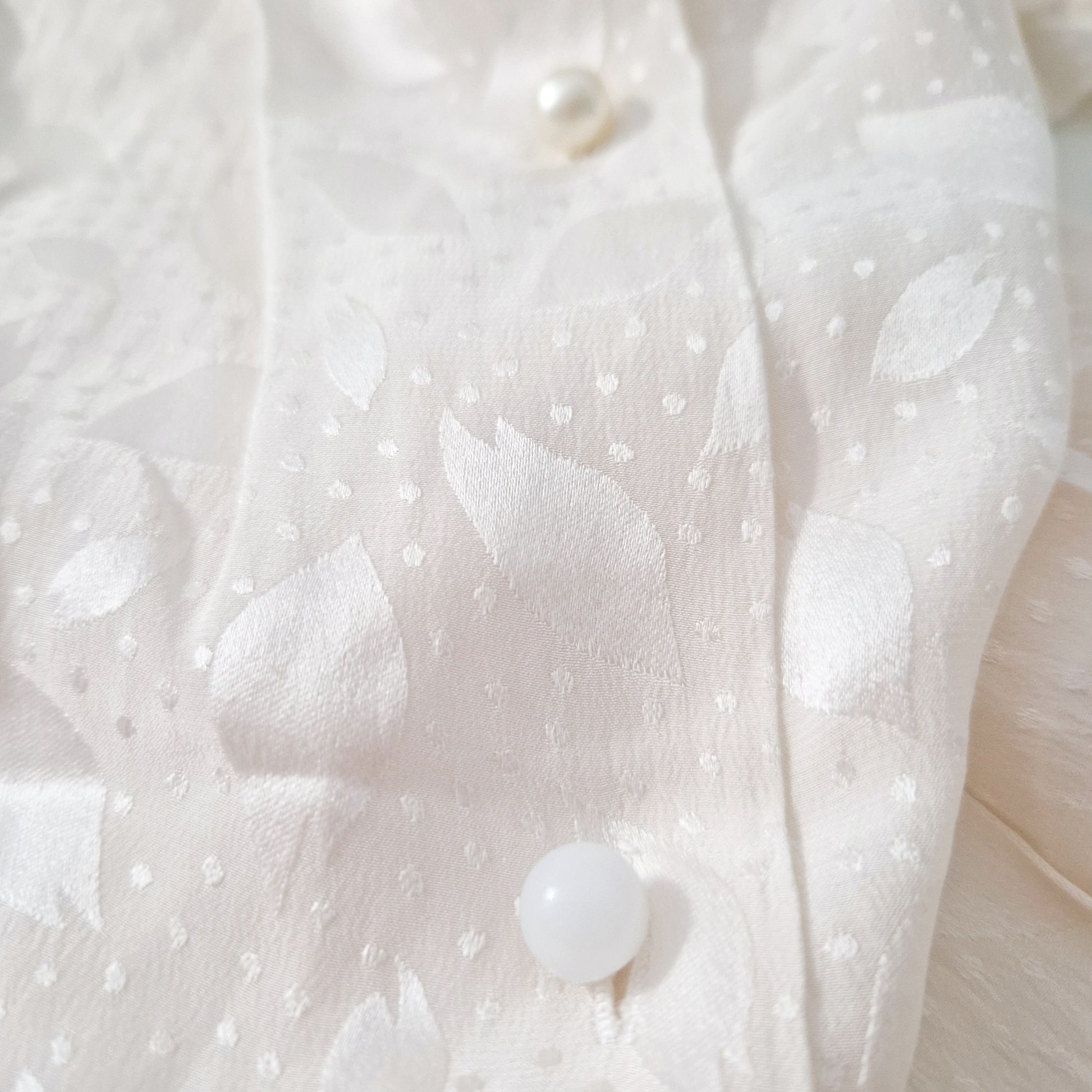 Einzigartige und nachhaltige Vintage Bluse in eierschale mit Perlen. Unique and sustainable vintage blouse in off-white with pearls. White buttons.