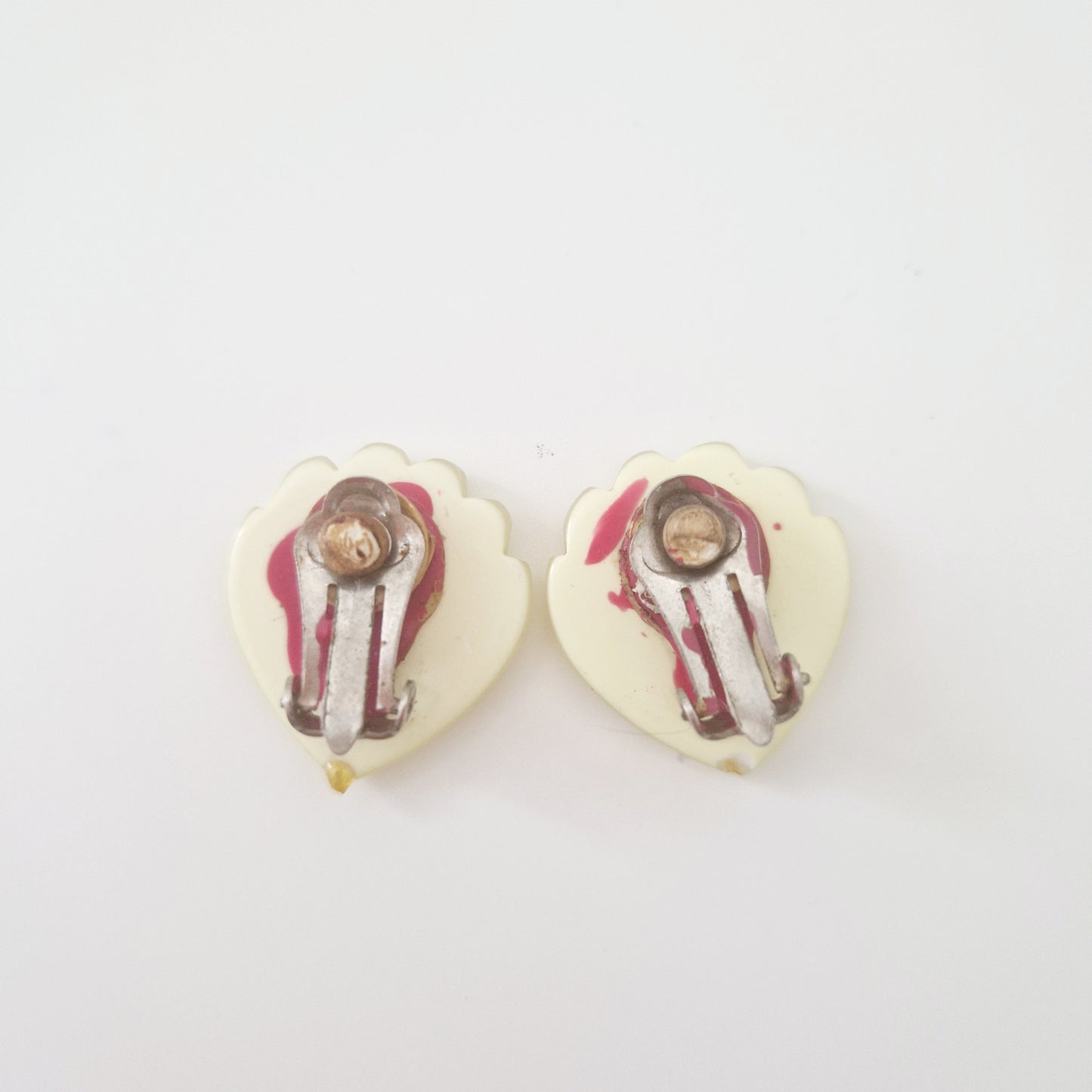 Einzigartige und nachhaltige Vintage Ohrringe, Muscheln. Unique and sustainable vintage earrings, shells. Back.