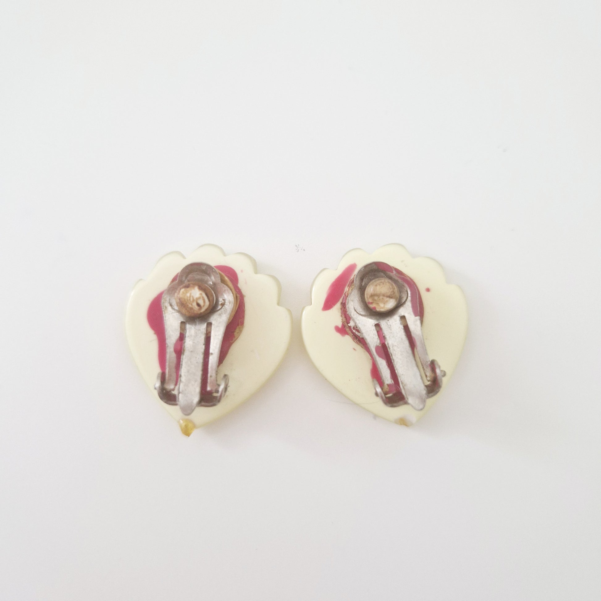 Einzigartige und nachhaltige Vintage Ohrringe, Muscheln. Unique and sustainable vintage earrings, shells. Back.