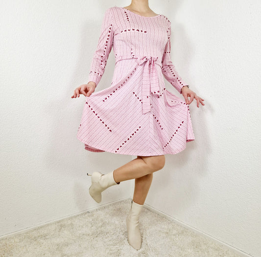 Einzigartiges und nachhaltiges Vintage Kleid in rosa mit Schmetterlingen. Unique and sustainable vintage dress in pink with butterflies. Model.