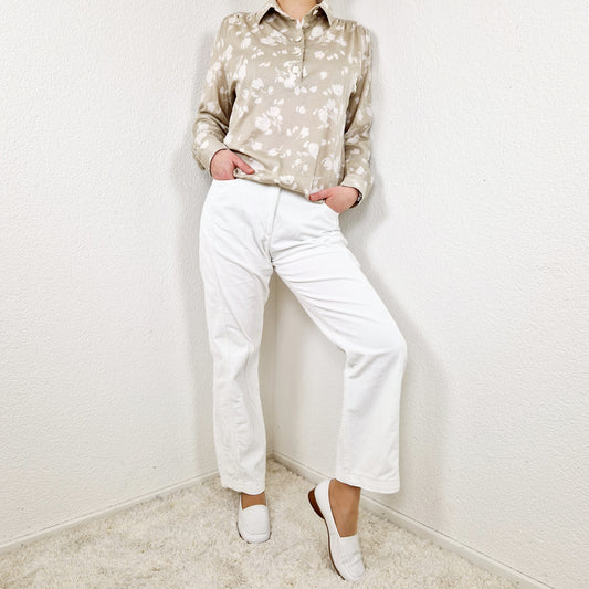 Einzigartiges und nachhaltiges Vintage Shirt in beige-weiss mit Blumen. Unique and sustainable vintage shirt in beige-white with flowers. Model.