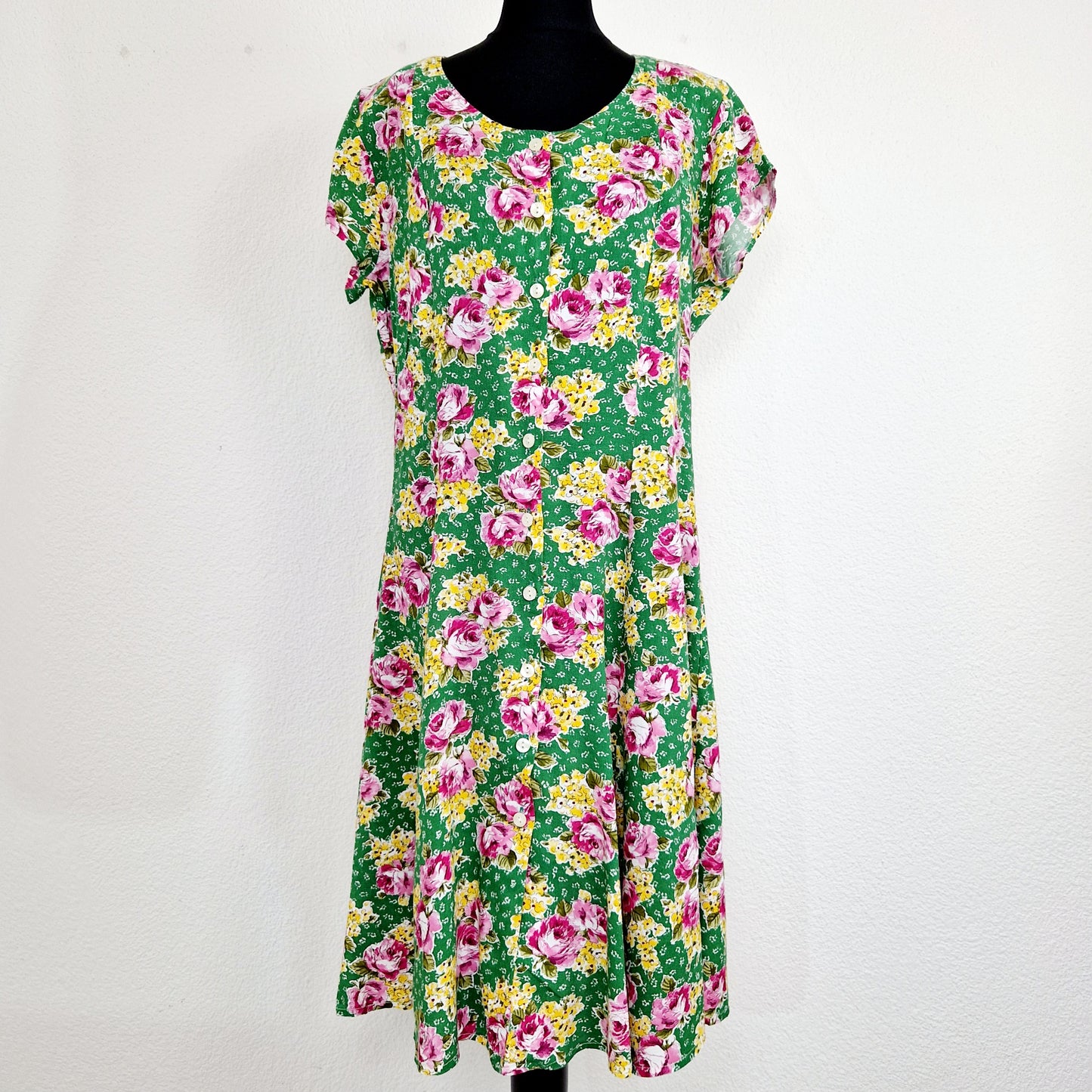 Einzigartiges und nachhaltiges Vintage Kleid in grün mit Blumen. Unique and sustainable vintage dress in green with flowers. Front.