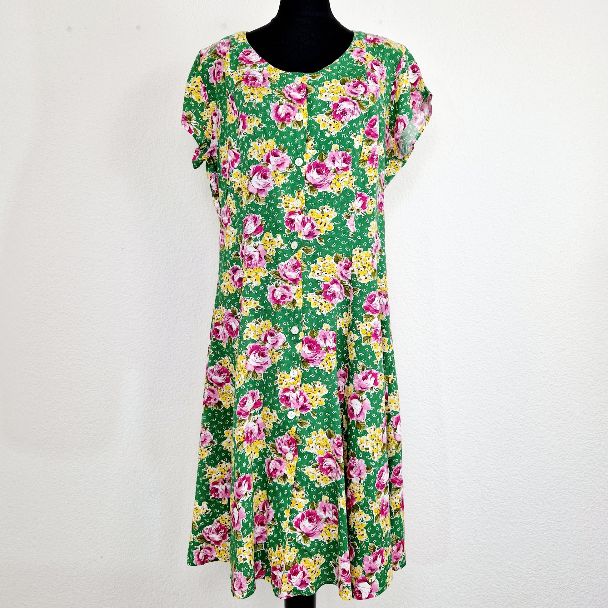 Einzigartiges und nachhaltiges Vintage Kleid in grün mit Blumen. Unique and sustainable vintage dress in green with flowers. Front.