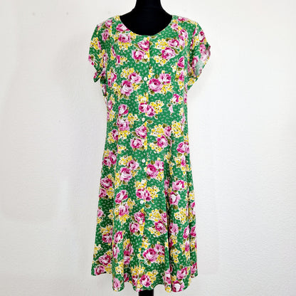 Einzigartiges und nachhaltiges Vintage Kleid in grün mit Blumen. Unique and sustainable vintage dress in green with flowers. Front.
