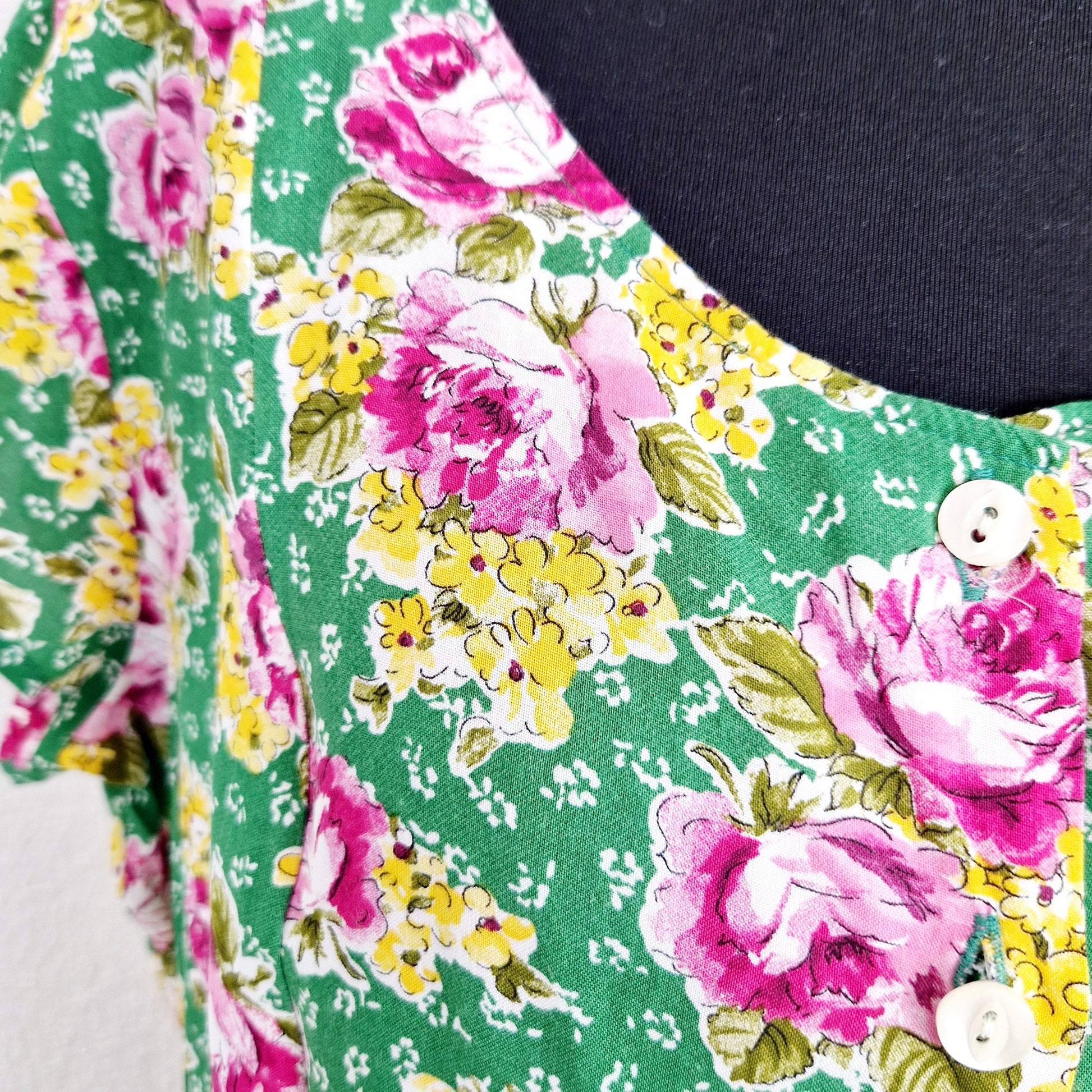 Einzigartiges und nachhaltiges Vintage Kleid in grün mit Blumen. Unique and sustainable vintage dress in green with flowers. Close-up.