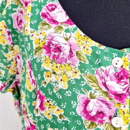 Einzigartiges und nachhaltiges Vintage Kleid in grün mit Blumen. Unique and sustainable vintage dress in green with flowers. Close-up.