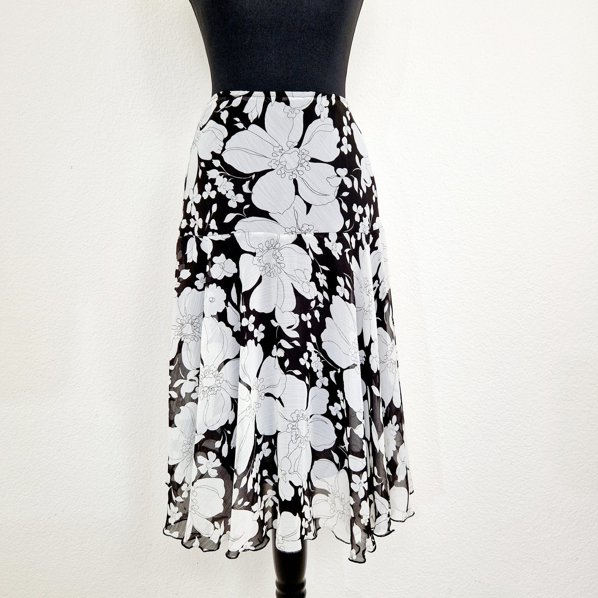 Einzigartiger und nachhaltiger Vintage Rock in schwarz-weiss mit Blumen. Unique and sustainable vintage skirt in black and white with flowers. Front.