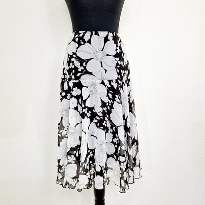 Einzigartiger und nachhaltiger Vintage Rock in schwarz-weiss mit Blumen. Unique and sustainable vintage skirt in black and white with flowers. Front.